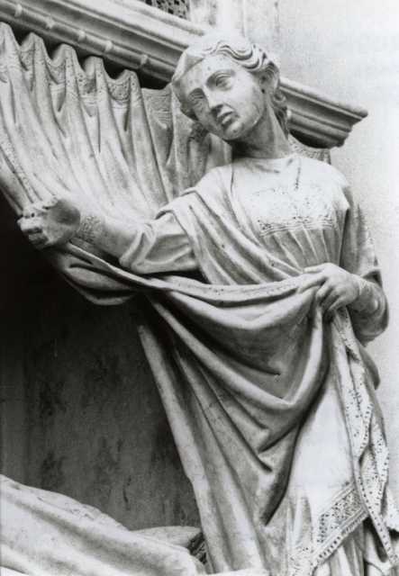 Tumidei, Stefano — Perugia, S. Domenico. Tomba Benedetto XI: Angelo reggicortina — particolare